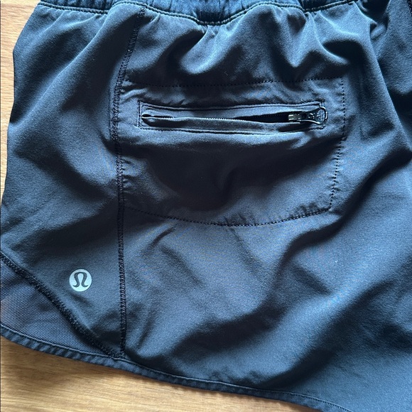 Lululemon Hotty Hot Shorts (2.5”) in Black - Picture 4 of 4